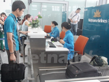 Hành khách làm thủ tục đi máy bay của Vietnam Airlines. (Ảnh: Việt Hùng/Vietnam+)